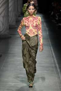00024-etro-spring-2024-ready-to-wear-credit-gorunway.thumb.jpg.096bb0212654ffeb615368a0c09b32f0.jpg
