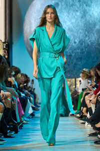 00025-eliesaab-spring-2024-ready-to-wear-credit-gorunway.thumb.jpg.839263b137eddabf6588793623d8fc59.jpg