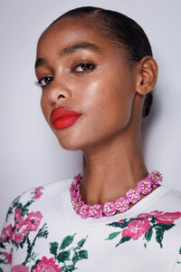 00027-carolina-herrera-spring-2024-ready-to-wear-beauty-credit-gorunway.thumb.jpg.48641f7ce2b2c122adf13bd60888ad25.jpg