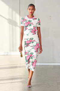 00028-carolina-herrera-spring-2024-ready-to-wear-credit-gorunway.thumb.jpg.75bb351cb1d3156748df6ba433c09a0a.jpg