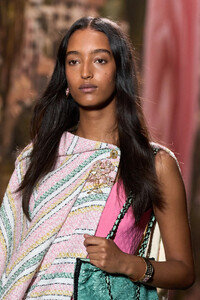 00028-chanel-spring-2024-ready-to-wear-details-credit-gorunway.thumb.jpg.9f4427edab08ff452e3353ae37dbcd67.jpg