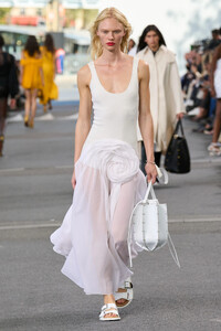 00031-chloe-spring-2024-ready-to-wear-credit-gorunway.thumb.jpg.72138f9e830173a0e536e37d0025a902.jpg