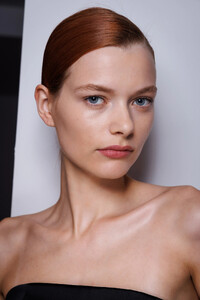 00032-carolina-herrera-spring-2024-ready-to-wear-beauty-credit-gorunway.thumb.jpg.6e625d73cd4729357b7b2e17f9fff3d8.jpg