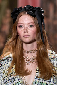 00033-chanel-spring-2024-ready-to-wear-details-credit-gorunway.thumb.jpg.1a6db15446710eab422acfe398ded39c.jpg