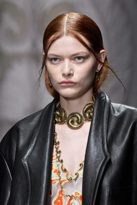 00035-etro-spring-2024-ready-to-wear-detail-credit-gorunway.thumb.jpg.811fe706e568e7b3206ca3e35577d6de.jpg