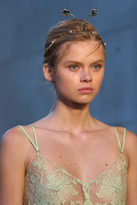 00037-erdem-spring-2024-ready-to-wear-detail-credit-gorunway.thumb.jpg.2fc18278874f7eefebe471071d3275d8.jpg