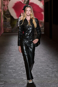 00041-chanel-spring-2024-ready-to-wear-credit-gorunway.thumb.jpg.01de49b6596745128de3af45c896aba3.jpg
