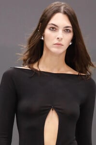 00043-courreges-spring-2024-ready-to-wear-detail-credit-brand.thumb.jpg.b9c7f605f2cb58570c957fa12ee3d13e.jpg