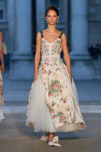 00043-erdem-spring-2024-ready-to-wear-credit-gorunway.thumb.jpg.0a0d66bebd914ef483247af683e58438.jpg