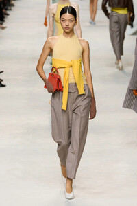 00045-fendi-spring-2024-ready-to-wear-credit-gorunway.thumb.jpg.c3cd49355271d62c28233878142fb4c7.jpg