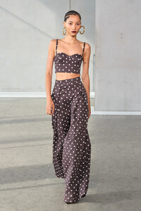 00049-carolina-herrera-spring-2024-ready-to-wear-credit-gorunway.thumb.jpg.0c60de176141922d2a313b6258fbc1a5.jpg
