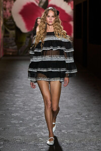 00057-chanel-spring-2024-ready-to-wear-credit-gorunway.thumb.jpg.964a0c91e8c22a46e7f590b3602db26f.jpg