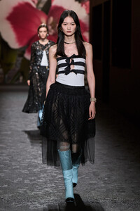 00059-chanel-spring-2024-ready-to-wear-credit-gorunway.thumb.jpg.ba9971956748da3943cd78acaad8e7ce.jpg