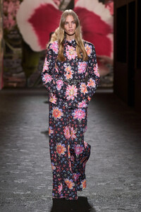 00067-chanel-spring-2024-ready-to-wear-credit-gorunway.thumb.jpg.75d3601cdfee5593afcd4578a08a16a9.jpg