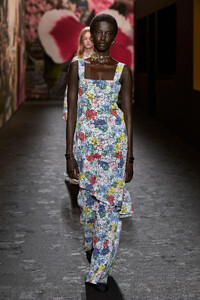 00071-chanel-spring-2024-ready-to-wear-credit-gorunway.thumb.jpg.4fdd14b1a6d08b6c92031972837c1c0d.jpg