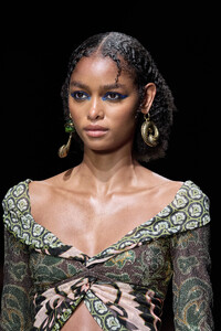 00079-etro-spring-2024-ready-to-wear-detail-credit-gorunway.thumb.jpg.e3ef406fd411dc42ba7869a1063f7977.jpg