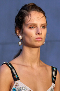 00121-erdem-spring-2024-ready-to-wear-detail-credit-gorunway.thumb.jpg.27fb202566f7424162a299a980e8342e.jpg