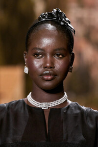 00134-chanel-spring-2024-ready-to-wear-details-credit-gorunway.thumb.jpg.36f94f3f3a428fcbfa4035bcfebad6e4.jpg