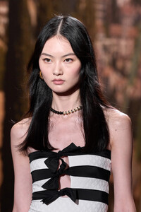 00141-chanel-spring-2024-ready-to-wear-details-credit-gorunway.thumb.jpg.6257b8cb69cb9940dfad7d1a6060c54b.jpg