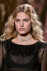 00146-chanel-spring-2024-ready-to-wear-details-credit-gorunway.thumb.jpg.84266ab27b32bb82b426357510cfc712.jpg