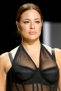 00159-dolce-and-gabbana-spring-2024-ready-to-wear-credit-gorunway.thumb.jpg.0f949ebbe5edbf6177f207224c50198c.jpg