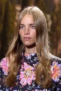 00160-chanel-spring-2024-ready-to-wear-details-credit-gorunway.thumb.jpg.f89dc57d2146f9048696b1ab28c274da.jpg