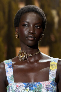 00170-chanel-spring-2024-ready-to-wear-details-credit-gorunway.thumb.jpg.7c208d0ed314715e4f090b1f5a711033.jpg