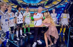 1452294_beherzter-griff-heidi-klum-fasst-schweinsteiger-an-den-hosenbund_fancybox_1CqQoo_lUCgAT.thumb.jpg.b5863c34c4e773d1ead6728c70c722e8.jpg