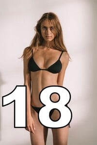 18_modelka-w-stroju-moiess-josie-black-bikini-bottom.jpg
