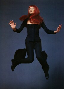 199302VogueUkPhRobertErdmann006AmberValletta.thumb.jpg.0c2790c18040e3f5fe0a4c0851a46221.jpg