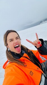 [2024.06.27] alessandraambrosio_449179889_18444806752000670_4231848076783446797_n.jpg
