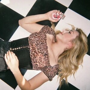 250402626_peyton-poshmark-4.jpg