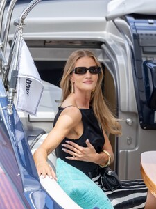 477107543_rosie-huntington-whiteley-12.jpg