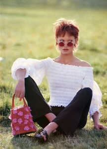 AmberValletta199302VogueUkPhRobertErdmann007.thumb.jpg.20b6db9af759d2adffbc98dca5c16e2b.jpg
