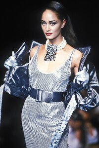 Balenciaga1991FW9.thumb.jpg.07518a6ad39fb05ac8dd3eada592784f.jpg