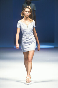 Byblos1996WomenRTW23.thumb.jpg.c1a968f95a246972cacdf421a9ead9f7.jpg
