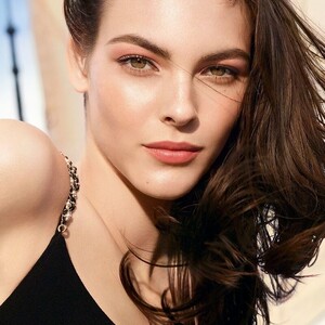 Chanel-Les-Beiges-Summer-Glow-2020-Campaign02.thumb.jpg.9785b20353148fea10163308e71161be.jpg