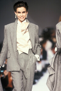 Christian Dior FW 1990 128.jpg
