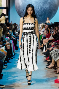 ElieSaabS24008.thumb.jpg.db65b1faa2b642862981f7b4ec1be376.jpg