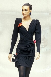 EmanuelUngaro1989HauteCouture50.thumb.jpg.22d17153bd3047155fe756ce5d8f7e7e.jpg