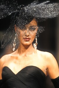 EmanuelUngaro1991HauteCoutureFW24.thumb.jpg.db67ae1d336b546d4fe6550005a3f56b.jpg