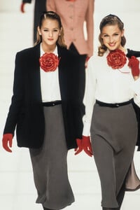 EmporioArmani1995WomenFW6.thumb.jpg.b1f6bf34baebd7729c7b4a346709cf27.jpg