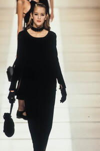 EmporioArmani1995WomenFW7.thumb.jpg.c42d3bec359a925fff20e686d7c9d1ef.jpg