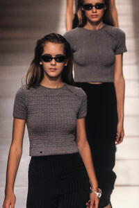 EmporioArmani1996WomenFW74.thumb.jpg.e166e212a116fef2f56dd4ed6e674c76.jpg
