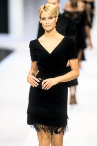 Escada1999WomenRTW83.thumb.jpg.0e58fadaba3bcca0fddfbc5e940ec66f.jpg