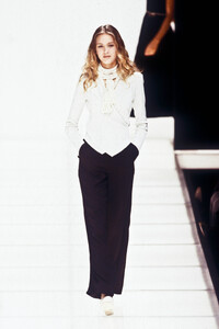 GiorgioArmani1996WomenRTW22.thumb.jpg.a353fa79ba66d3aae3835bd902773923.jpg