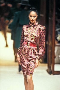 Givenchy1989HauteCoutureFW6.thumb.jpg.e0af842352fc5bebce1da6452a7e2497.jpg