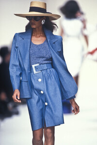 Givenchy1992WomenRTWSS17.thumb.jpg.52df72ed1a28f4a8725fc02a79f47a9e.jpg