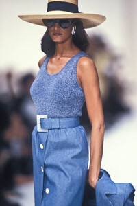 Givenchy1992WomenRTWSS18.thumb.jpg.94b1498ff908b2f736dd22f7e6318886.jpg
