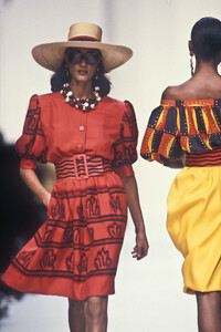 Givenchy1992WomenRTWSS23.thumb.jpg.323f9f3a998b1837200c024c6ade350a.jpg
